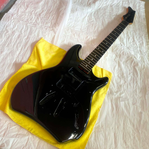 ベースギター・ピアノブラックへ塗装