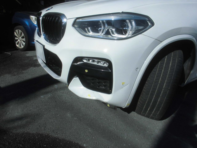 BMＷ・X3のフロントバンパー損傷