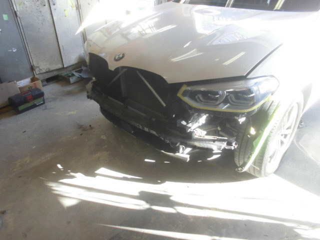 BMＷ・X3フロントバンパー修理作業
