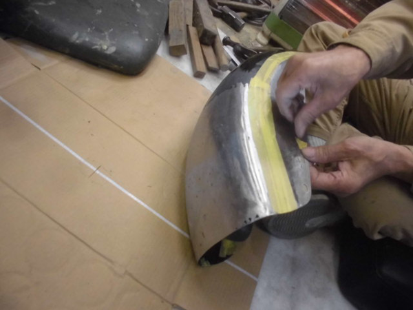 ハーレーのフロントフェンダを手作業で直していく