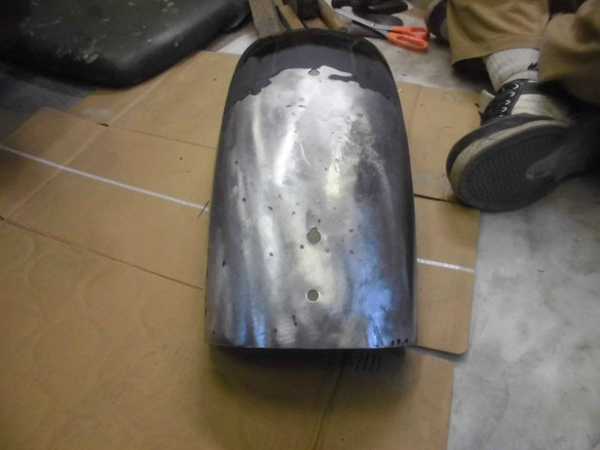 ハーレーのフロントフェンダを叩いて手作業修理